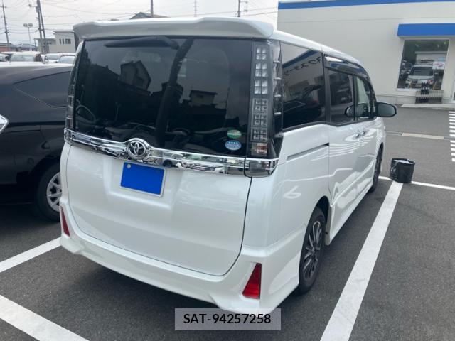 Toyota VOXY 2015-03 8219651-5