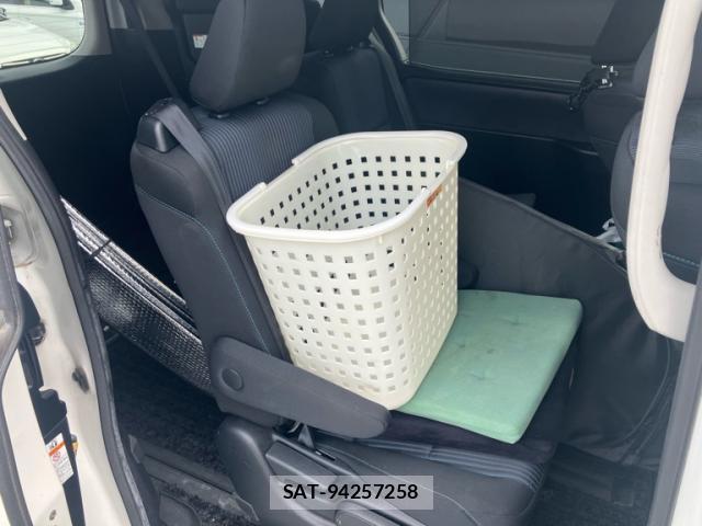 Toyota VOXY 2015-03 8219651-9