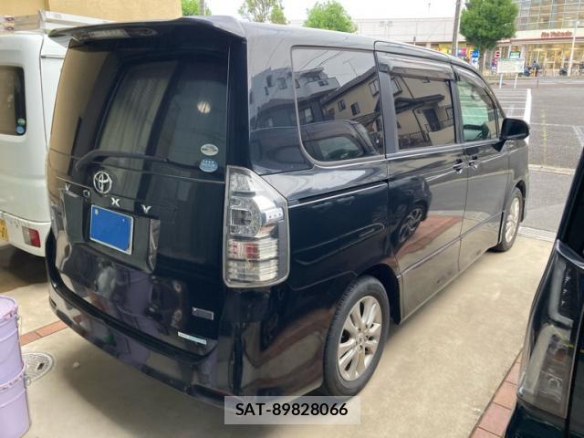 Toyota VOXY 2011-08 8219784-1