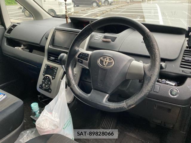 Toyota VOXY 2011-08 8219784-3