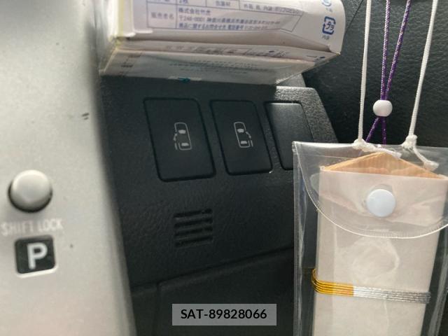 Toyota VOXY 2011-08 8219784-6