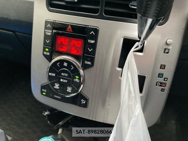 Toyota VOXY 2011-08 8219784-9