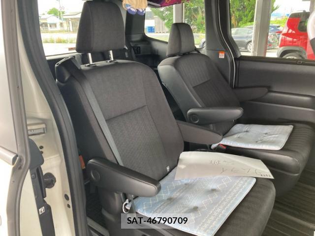 Toyota VOXY 2023-10 8219866-14