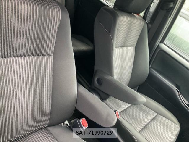 Toyota VOXY 2019-01 8219868-16