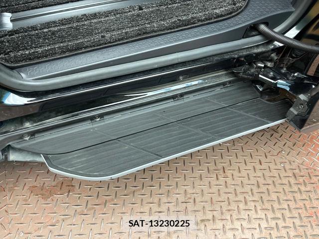 Toyota VOXY 2024-02 8219919-4