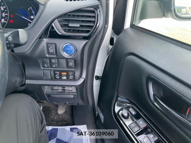 Toyota VOXY 2017-10 8219922-10
