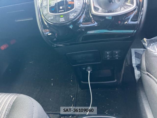 Toyota VOXY 2017-10 8219922-11