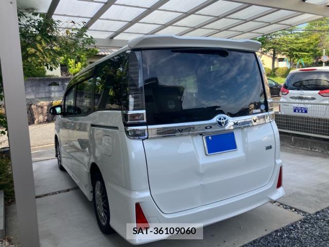 Toyota VOXY 2017-10 8219922-12