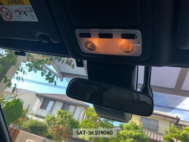 Toyota VOXY 2017-10 8219922-16