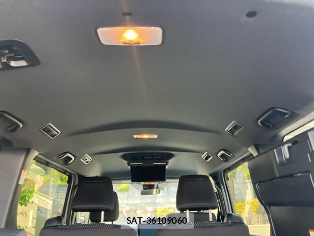 Toyota VOXY 2017-10 8219922-17