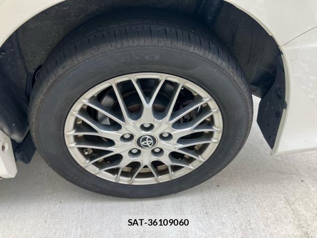 Toyota VOXY 2017-10 8219922-5