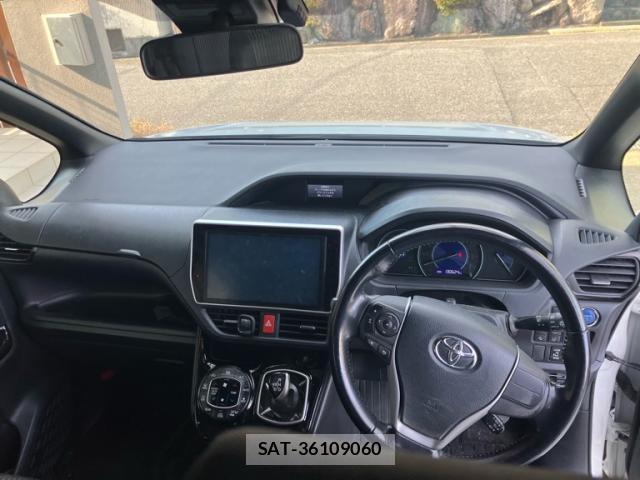 Toyota VOXY 2017-10 8219922-7