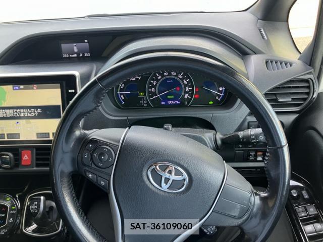 Toyota VOXY 2017-10 8219922-9
