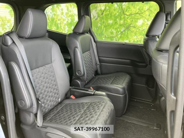 Toyota VOXY 2024-03 8219943-4