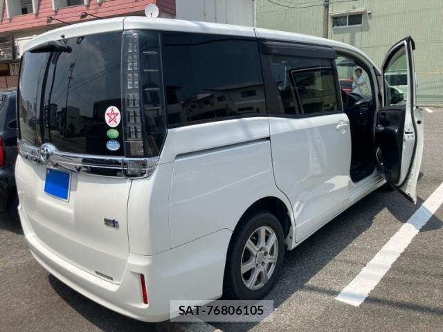 Toyota VOXY 2014-04 8220054-13