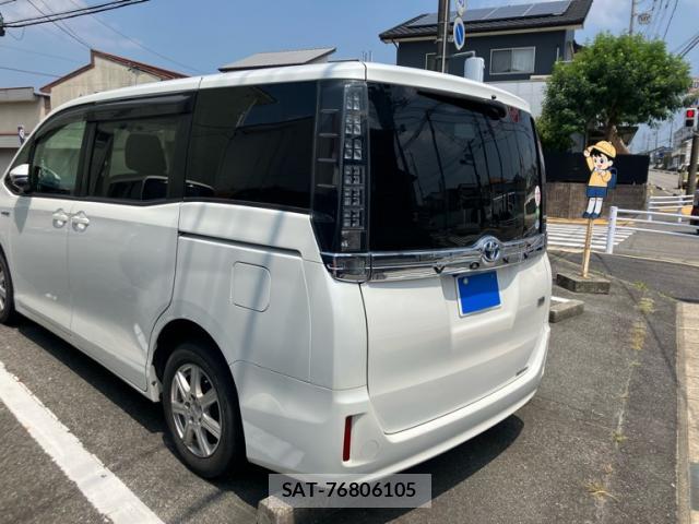 Toyota VOXY 2014-04 8220054-2