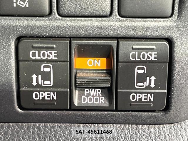 Toyota VOXY 2017-11 8220172-4