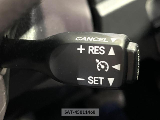 Toyota VOXY 2017-11 8220172-6