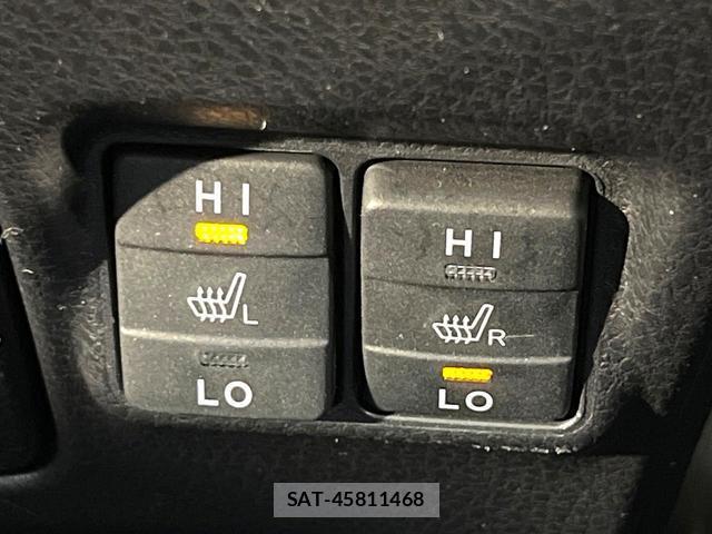 Toyota VOXY 2017-11 8220172-7