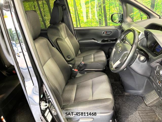 Toyota VOXY 2017-11 8220172-8
