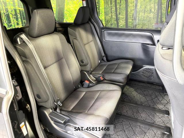 Toyota VOXY 2017-11 8220172-9