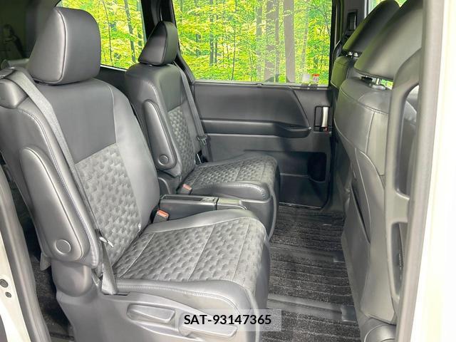 Toyota VOXY 2023-10 8220272-8