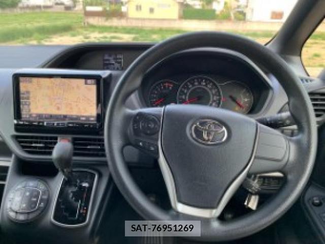 Toyota VOXY 2018-07 8220337-17
