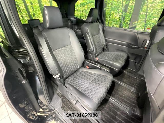Toyota VOXY 2022-03 8220415-8