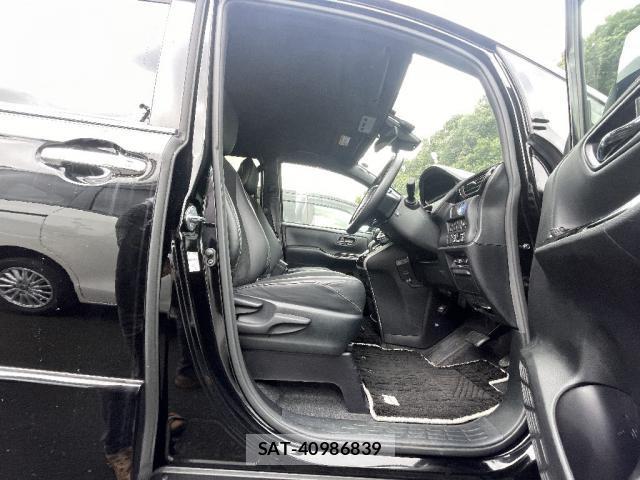 Toyota VOXY 2021-02 8220457-5