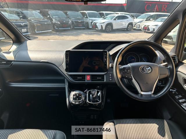 Toyota VOXY 2017-12 8220581-1