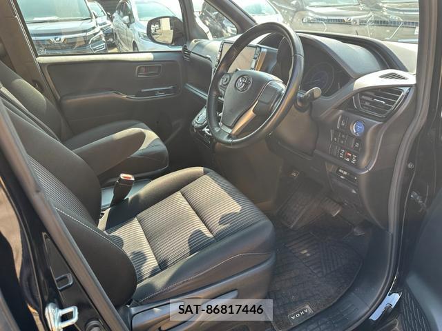 Toyota VOXY 2017-12 8220581-11