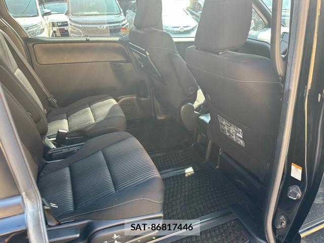 Toyota VOXY 2017-12 8220581-12