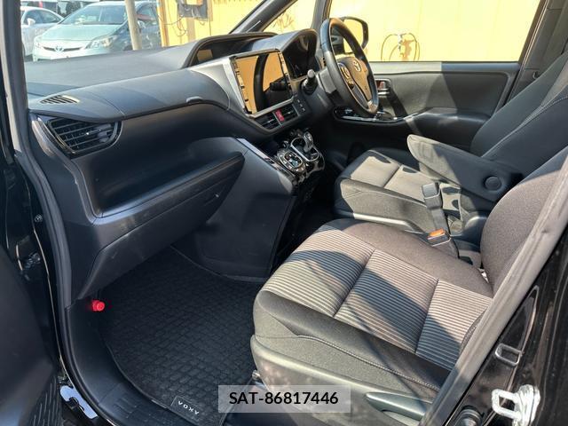 Toyota VOXY 2017-12 8220581-13
