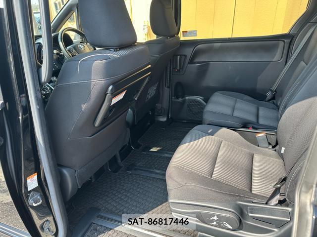 Toyota VOXY 2017-12 8220581-14