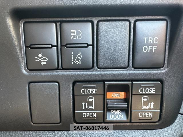 Toyota VOXY 2017-12 8220581-5