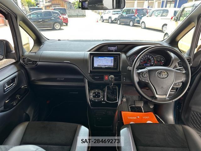 Toyota VOXY 2020-10 8220708-1