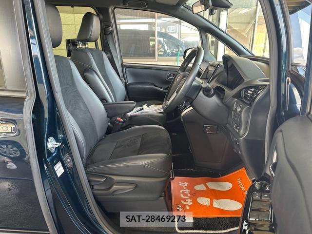 Toyota VOXY 2020-10 8220708-9