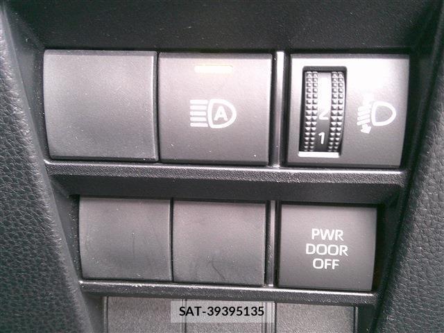 Toyota VOXY 2022-03 8220711-11