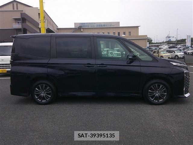 Toyota VOXY 2022-03 8220711-4