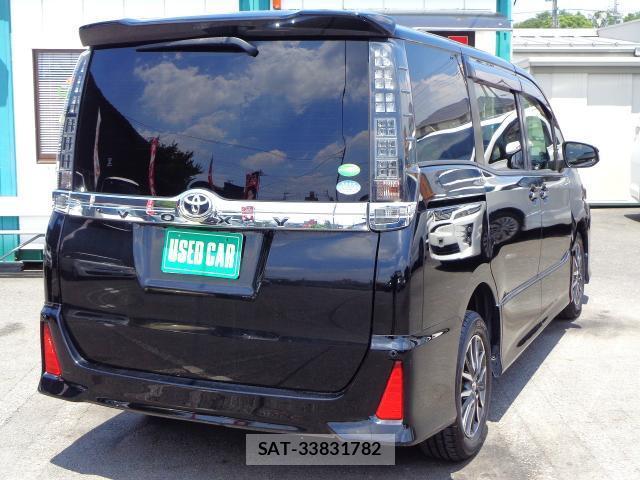Toyota VOXY 2014-08 8220809-2