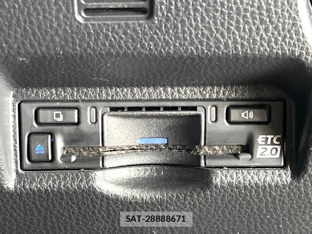 Toyota VOXY 2023-09 8220844-6