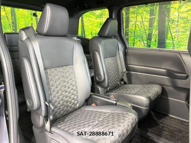Toyota VOXY 2023-09 8220844-8