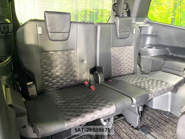 Toyota VOXY 2023-09 8220844-9