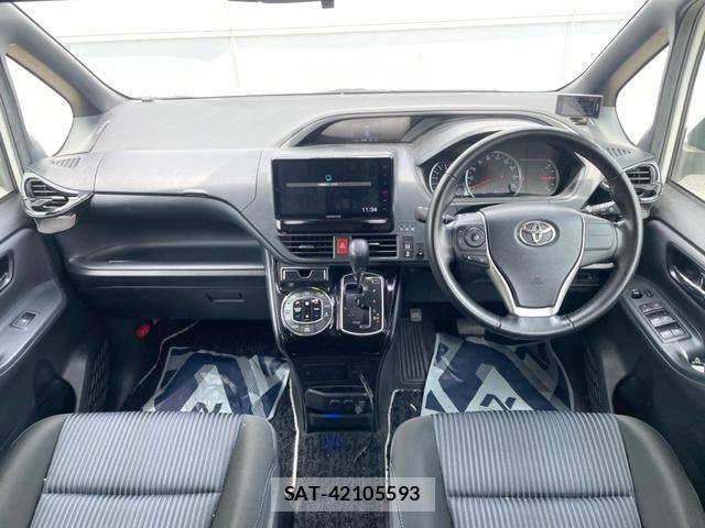 Toyota VOXY 2017-03 8220973-1