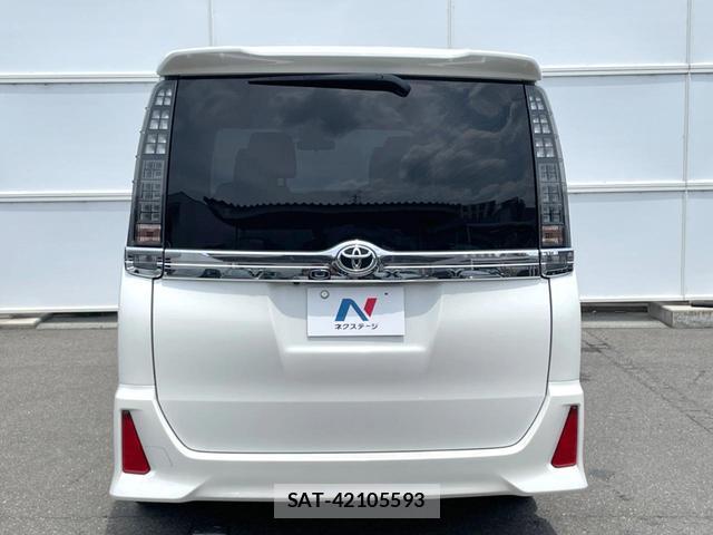 Toyota VOXY 2017-03 8220973-14