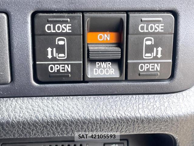 Toyota VOXY 2017-03 8220973-4
