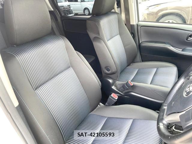 Toyota VOXY 2017-03 8220973-6