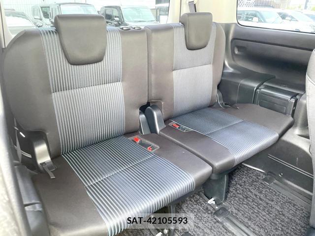 Toyota VOXY 2017-03 8220973-8