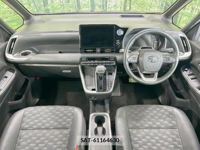 Toyota VOXY 2023-07 8221062-1