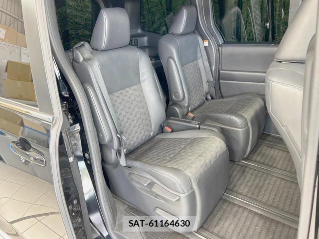 Toyota VOXY 2023-07 8221062-8